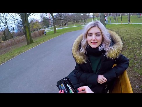 ❤️ Gleypir heitt ásamt ókunnugra fyrir peninga - blástur í garðinum eftir Evu Elfie Fjandinn myndband á klám is.assistentai.ru ❌️❤